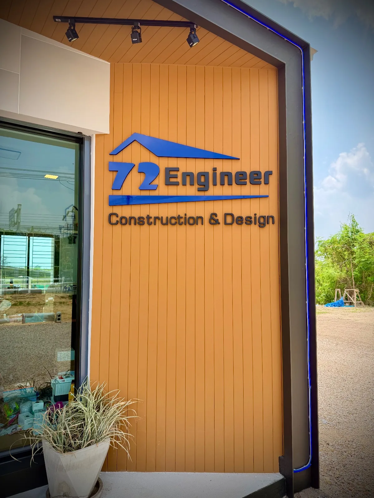 ผนังไม้หน้าสำนักงานติดโลโก้ 72Engineer